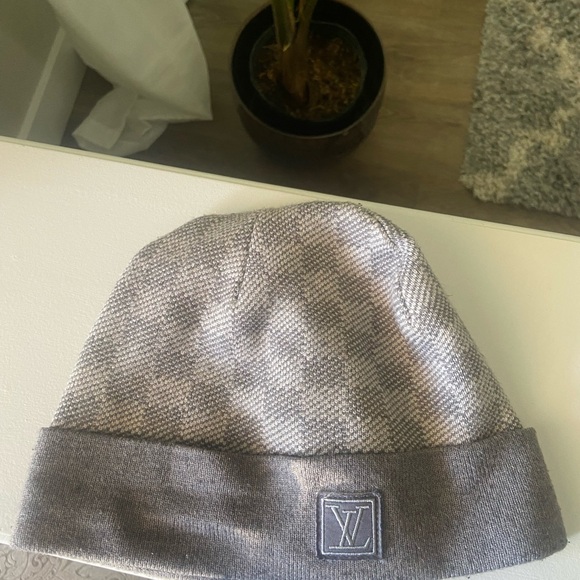 Tryna sell for 200 hmu if u have anything cheaper haven’t wear it - Picture 3 of 3